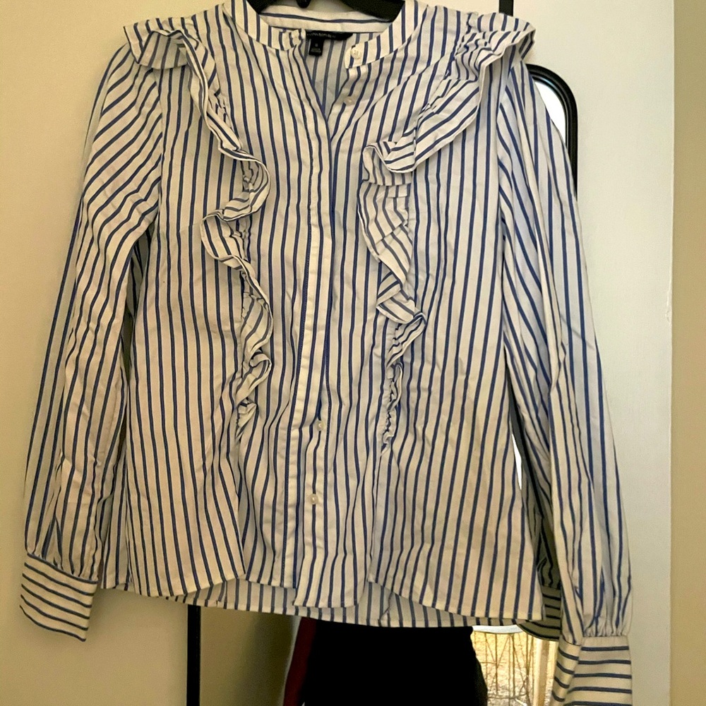 Ruffled front structures button down